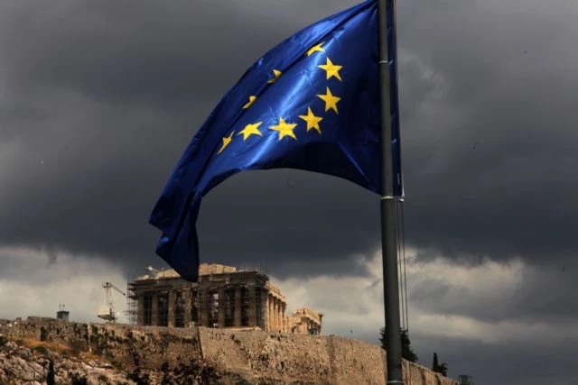 «Κόκκινος» συναγερμός για την οικονομία – Καμπανάκι κινδύνου από οικονομολόγους